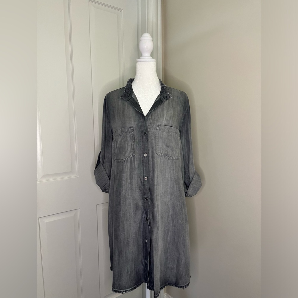 Cloth & Stone Women's Medium Frayed Button Down with Breast Pockets